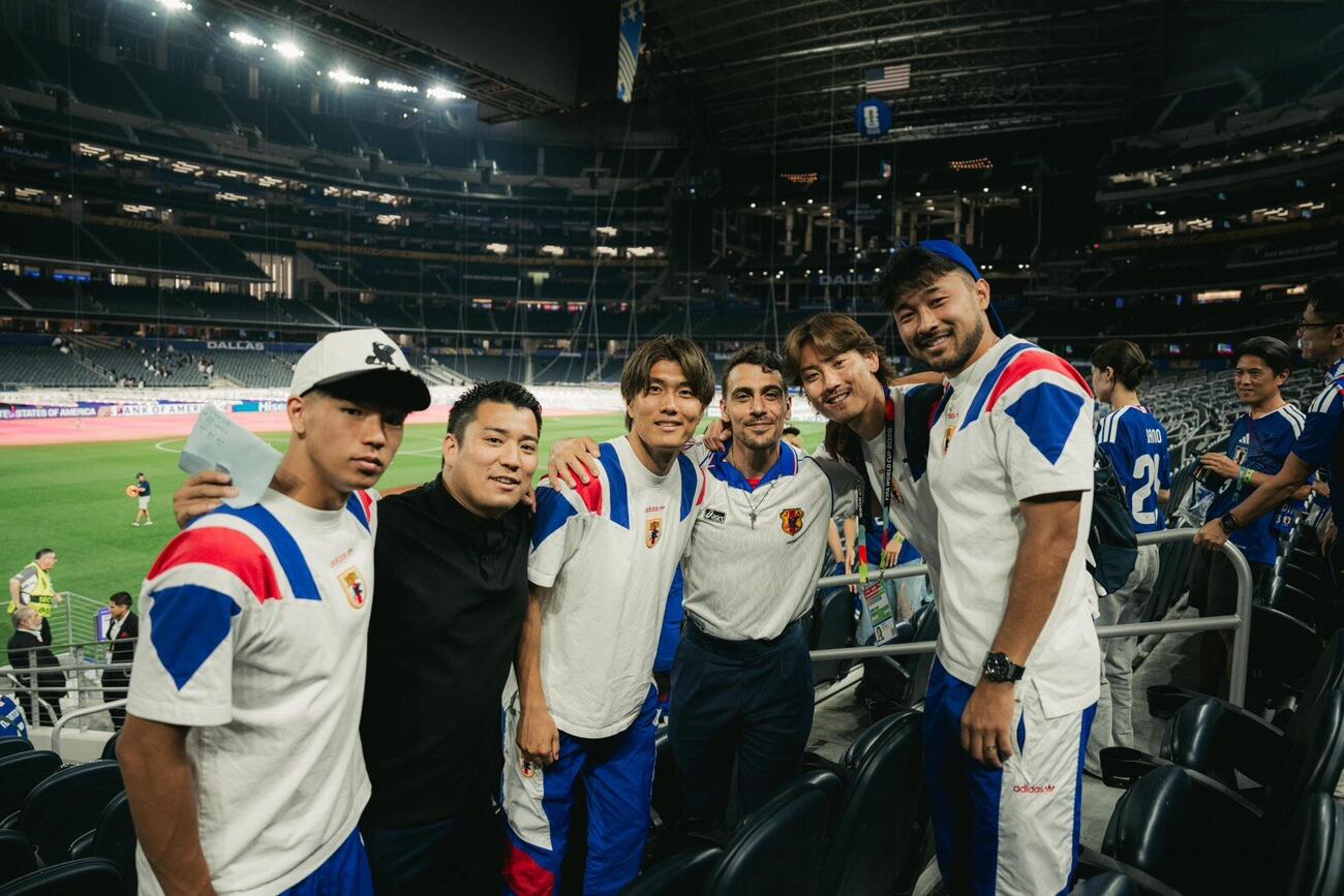 担当する日本代表選手たちと写真におさまる龍後昌弥さん（左から2人目）
