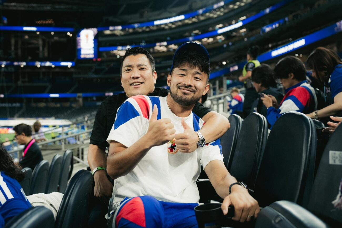 ドイツの代理人事務所「Sports360」に勤める龍後昌弥さん（左）とW杯北中米大会に出場した日本代表DF菅原由勢
