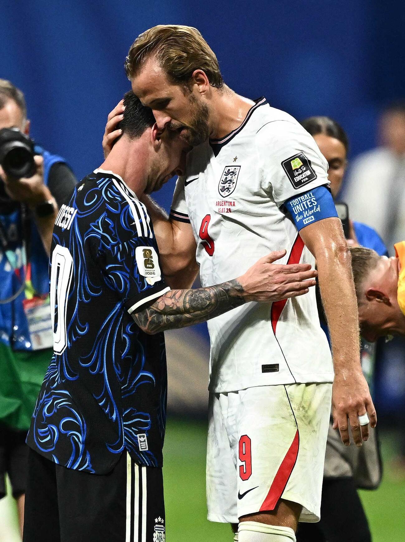 イングランド-アルゼンチン　試合終了後、アルゼンチンのメッシがイングランドのハリー・ケインと抱擁を交わす （26年7月15日）（ロイター）