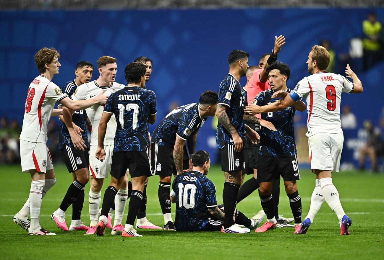 イングランド-アルゼンチン　座り込むメッシを中心に、両チームの選手がヒートアップする（26年7月15日）（ロイター）