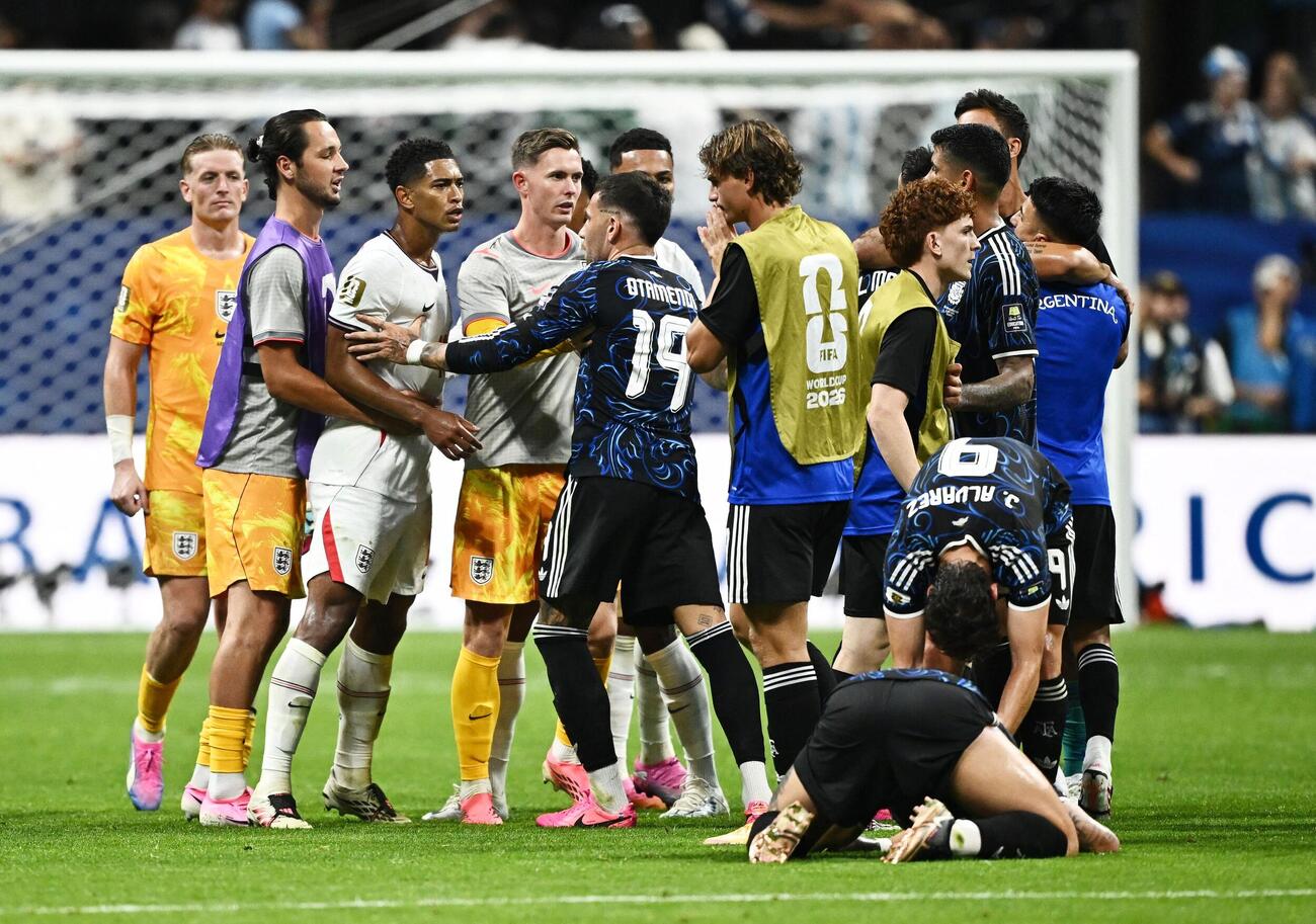 試合後、アルゼンチン選手と衝突するベリンガム（左から3人目）
