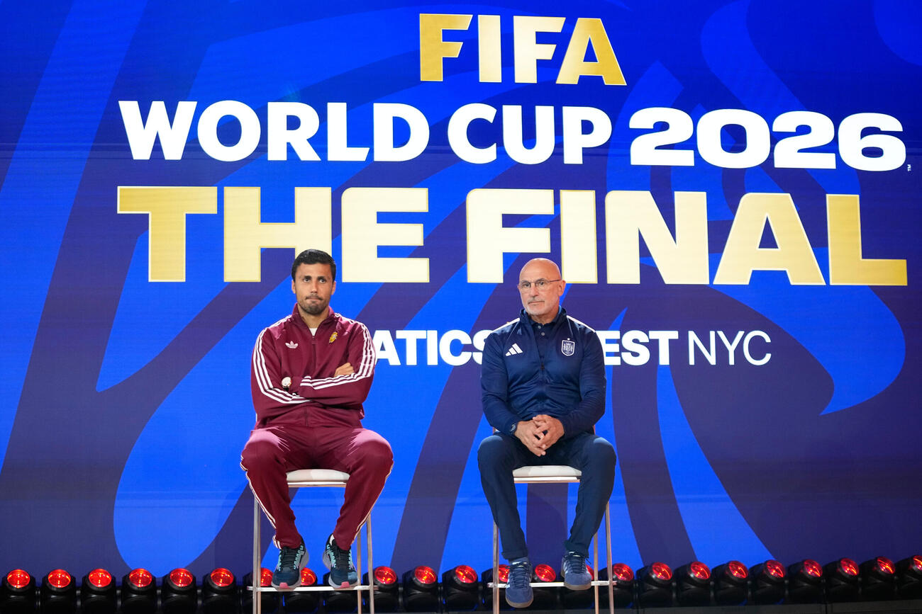決勝戦を前に記者会見に出席する、スペインのデラフエンテ監督（右）とロドリ（AP）