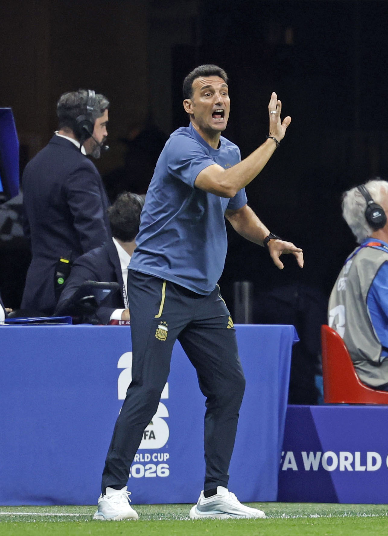 準決勝のイングランド戦で指示を出すアルゼンチンのスカロニ監督＝アトランタ（共同）