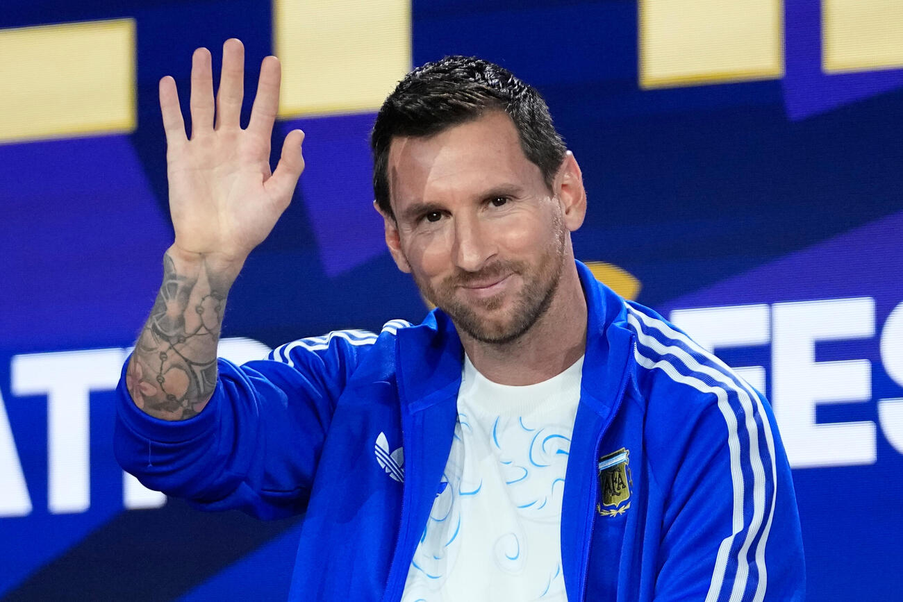 17日、ワールドカップ決勝戦を控えた記者会見で、手を振るアルゼンチンのリオネル・メッシ（AP）