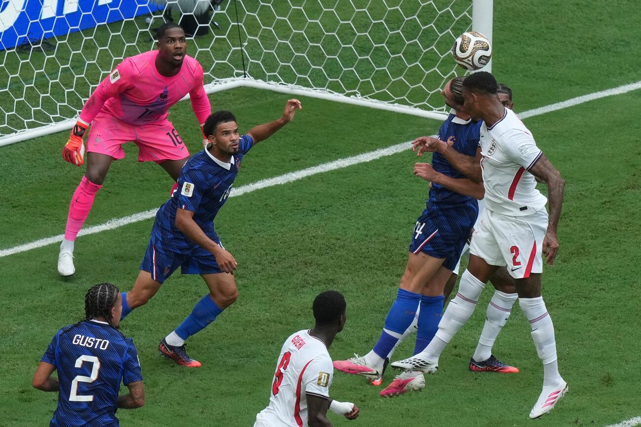 フランス－イングランド　イングランド2点目となるヘディングシュートを決めるコンサ（AP）