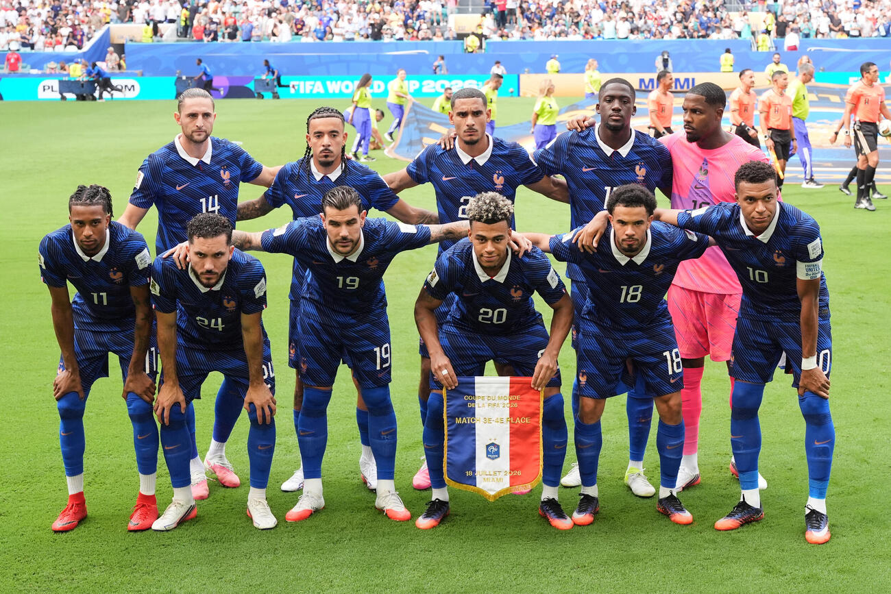 3位決定戦前に記念撮影するフランスイレブン（AP）