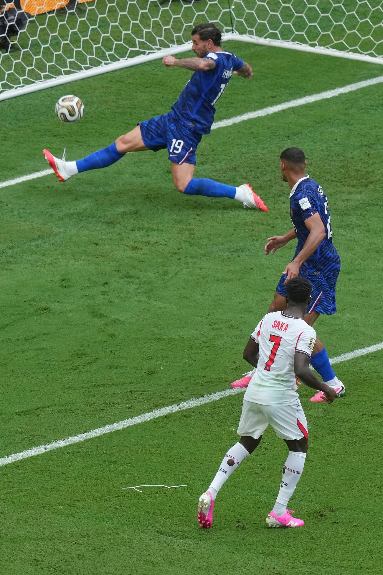 フランスとの3位決定戦　3点目を決めたイングランドのサカ（AP）