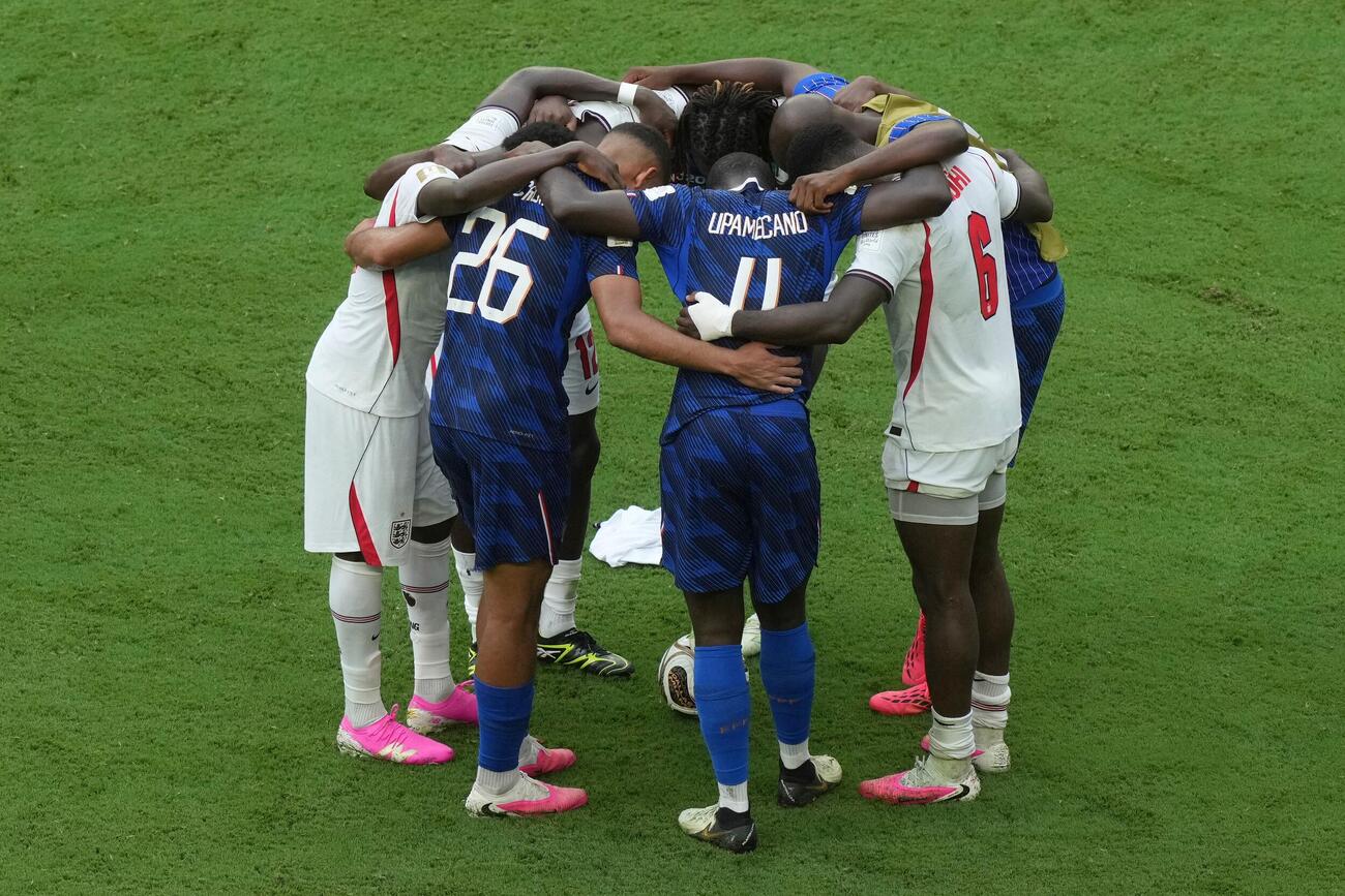 激闘の3位決定戦を終え、円陣を組んで健闘をたたえ合うフランスとイングランドの選手たち（AP）