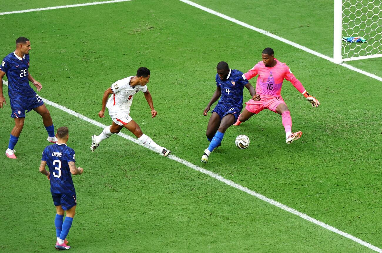 フランスとのとの3位決定戦　後半追加タイムに決定的な6点目を決めたイングランドのベリンガム（ロイター）