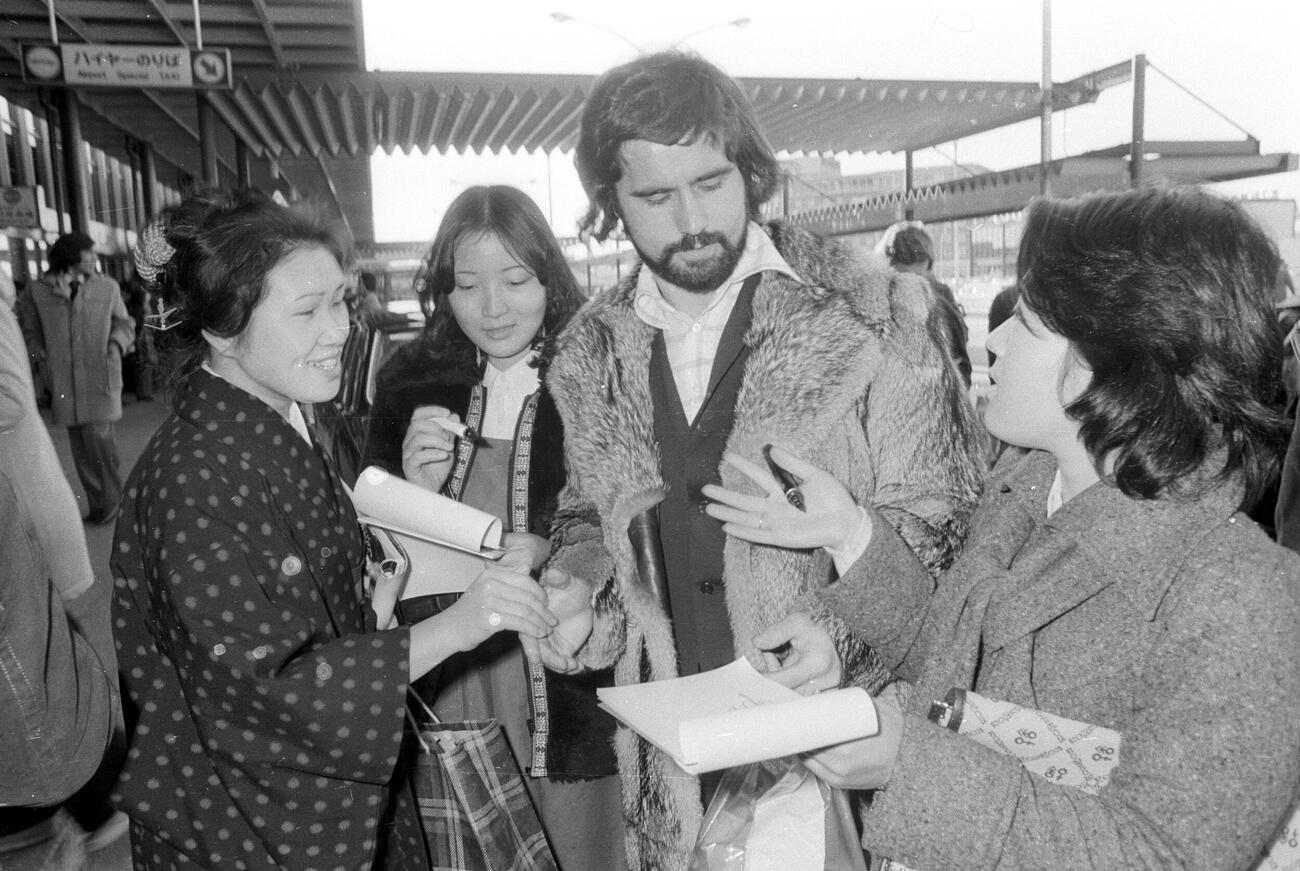 75年1月、日独交歓サッカーのため来日したバイエルン・ミュンヘンのゲルト・ミュラー氏はファンからサインを求められる