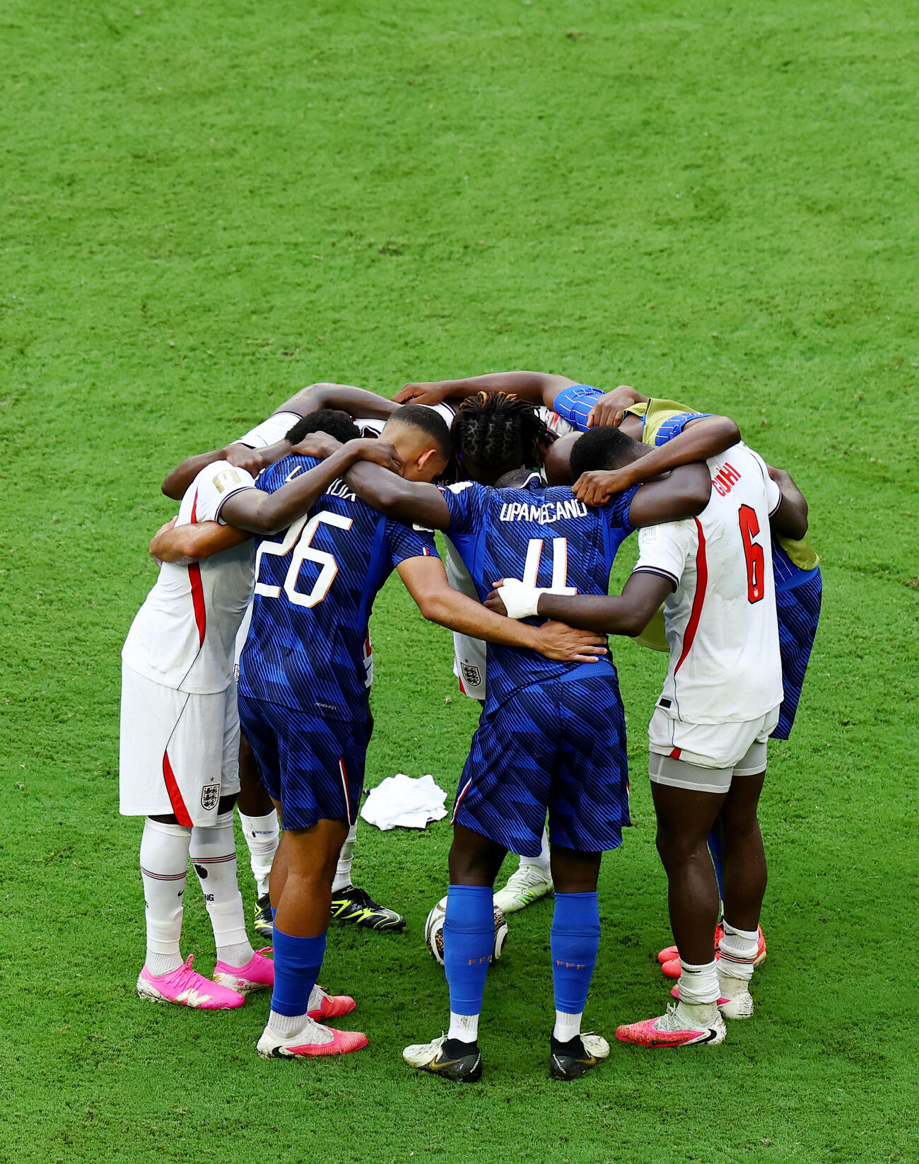 激闘の3位決定戦を終え、円陣を組んで健闘をたたえ合うフランスとイングランドの選手たち（ロイター）