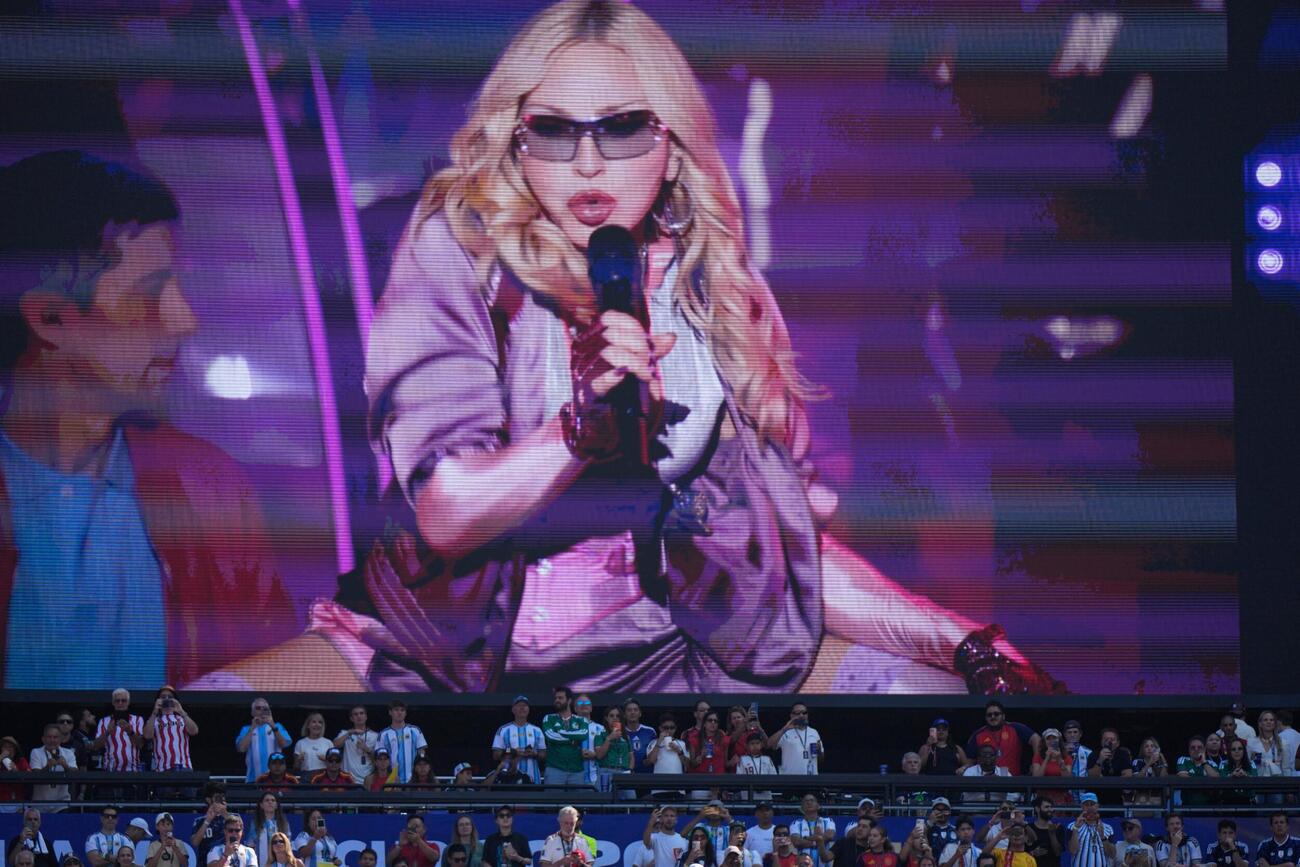 ハーフタイムショーでパフォーマンスを披露するマドンナを見る観客（AP）