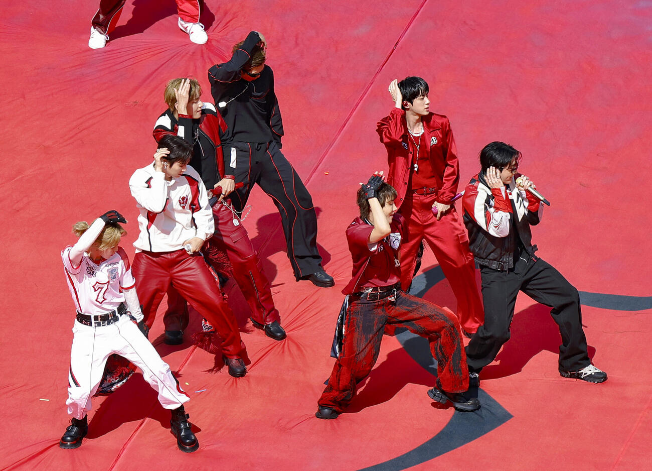 スペイン－アルゼンチン戦のハーフタイムショーに登場したBTS＝ニューヨーク（共同）