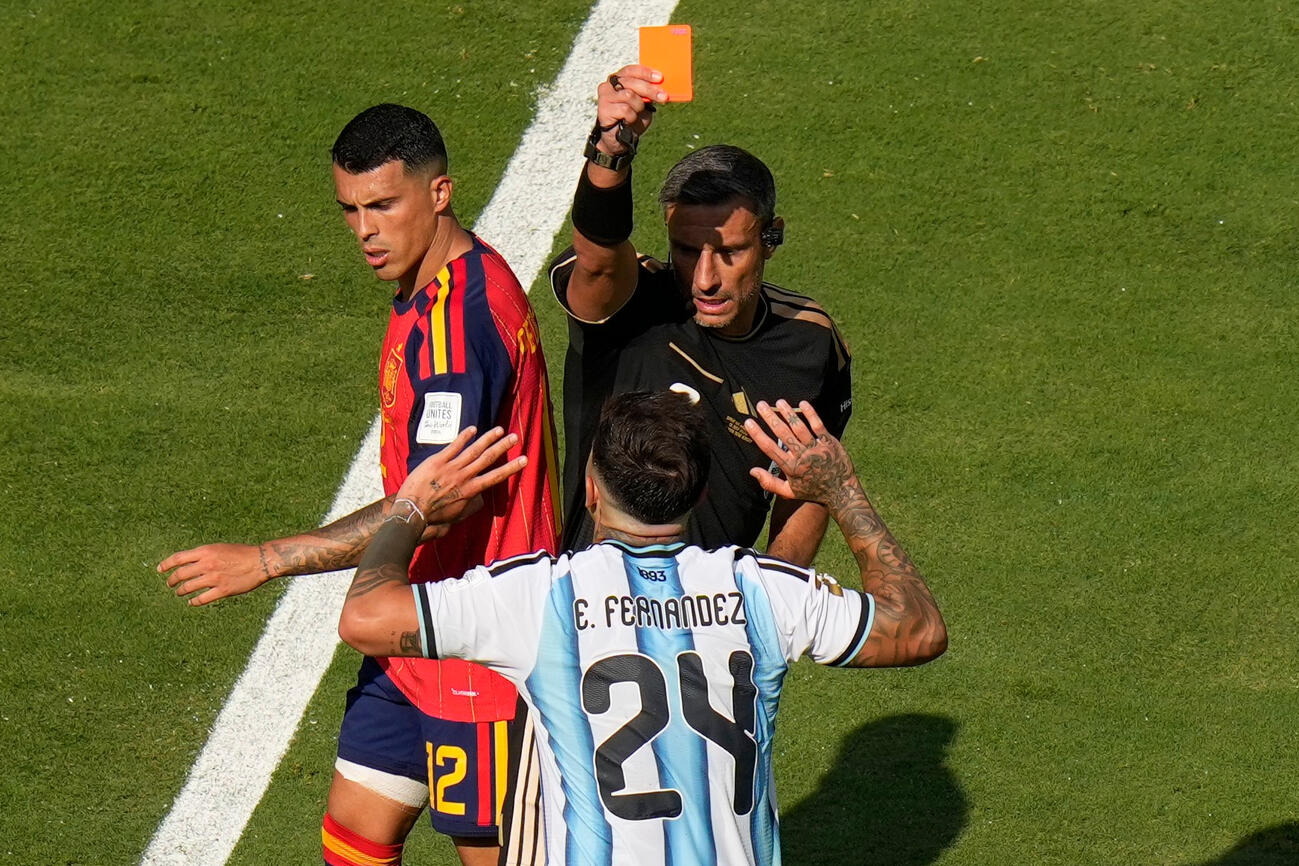 スペイン戦　レッドカードを受けるアルゼンチンのフェルナンデス（AP）