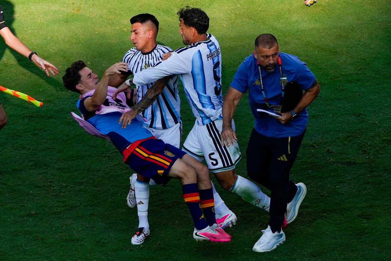 スペインMFガビを押し倒すアルゼンチンMFパレデス（AP）
