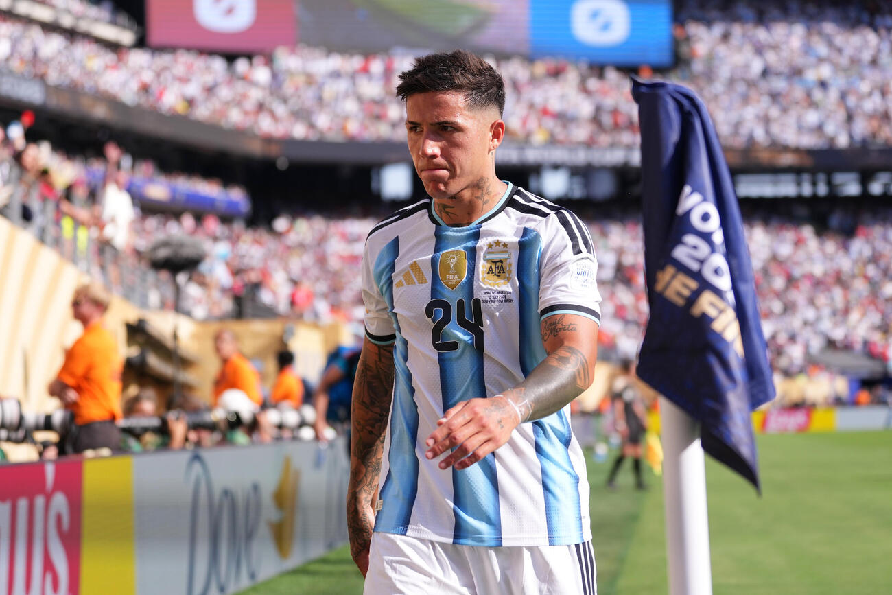 スペイン戦　レッドカードを受けて退場するアルゼンチンのフェルナンデス（AP）