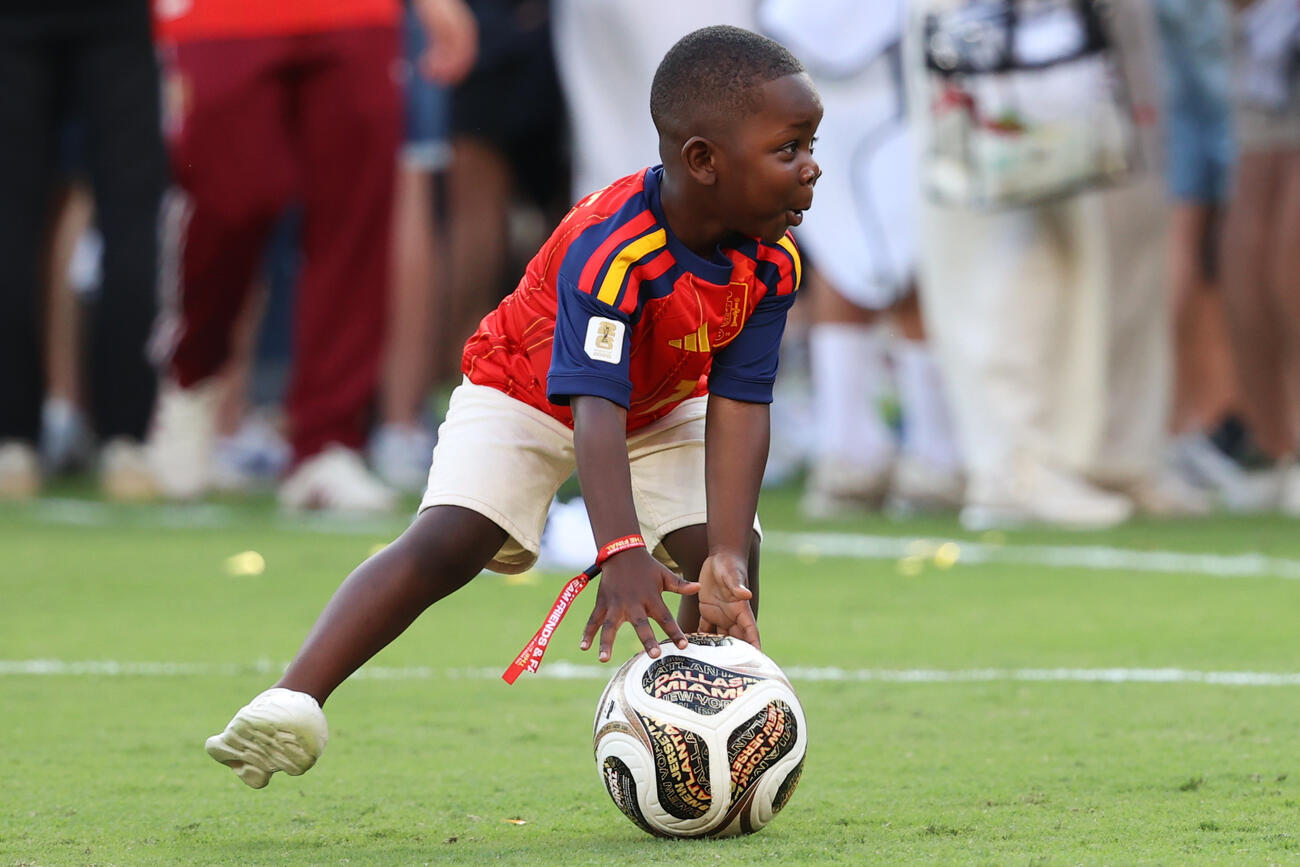 サッカーボールで遊ぶヤマルの弟ケイン君（AP）