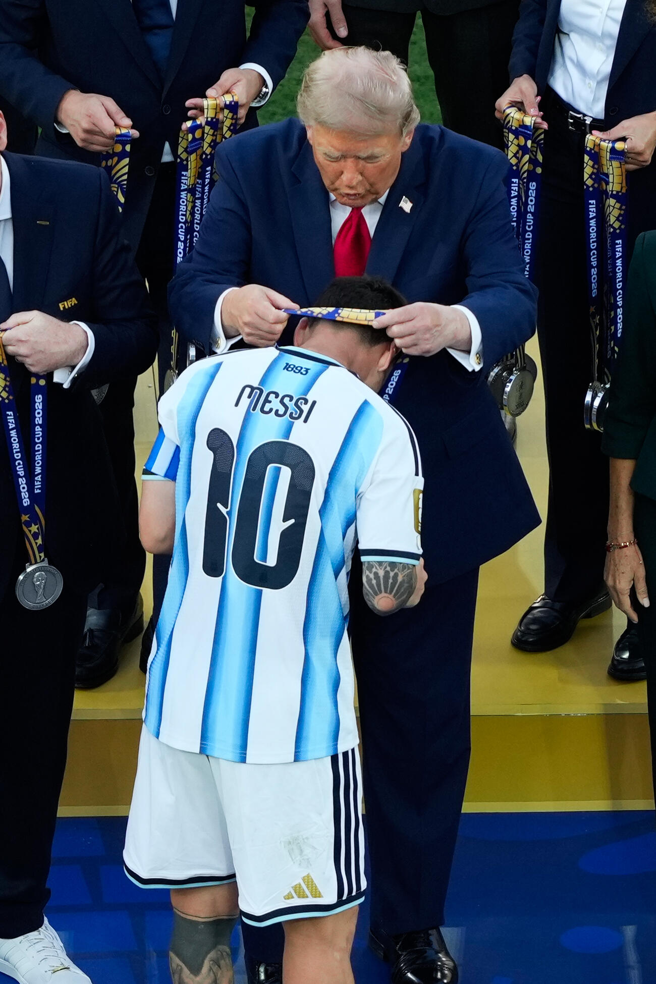 メッシにメダルを授与するトランプ大統領（AP）