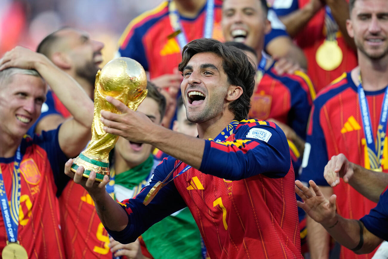 Spain's Ferran Torres celebrates with the trophy after winning the World Cup final soccer match between Spain and Argentina in East Rutherford, N.J., near New York, Sunday, July 19, 2026. (AP Photo／Ashley Landis)