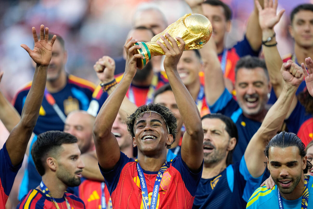 Spain's Lamine Yamal celebrates with the trophy after winning the World Cup final soccer match between Spain and Argentina in East Rutherford, N.J., near New York, Sunday, July 19, 2026. (AP Photo／Ashley Landis)