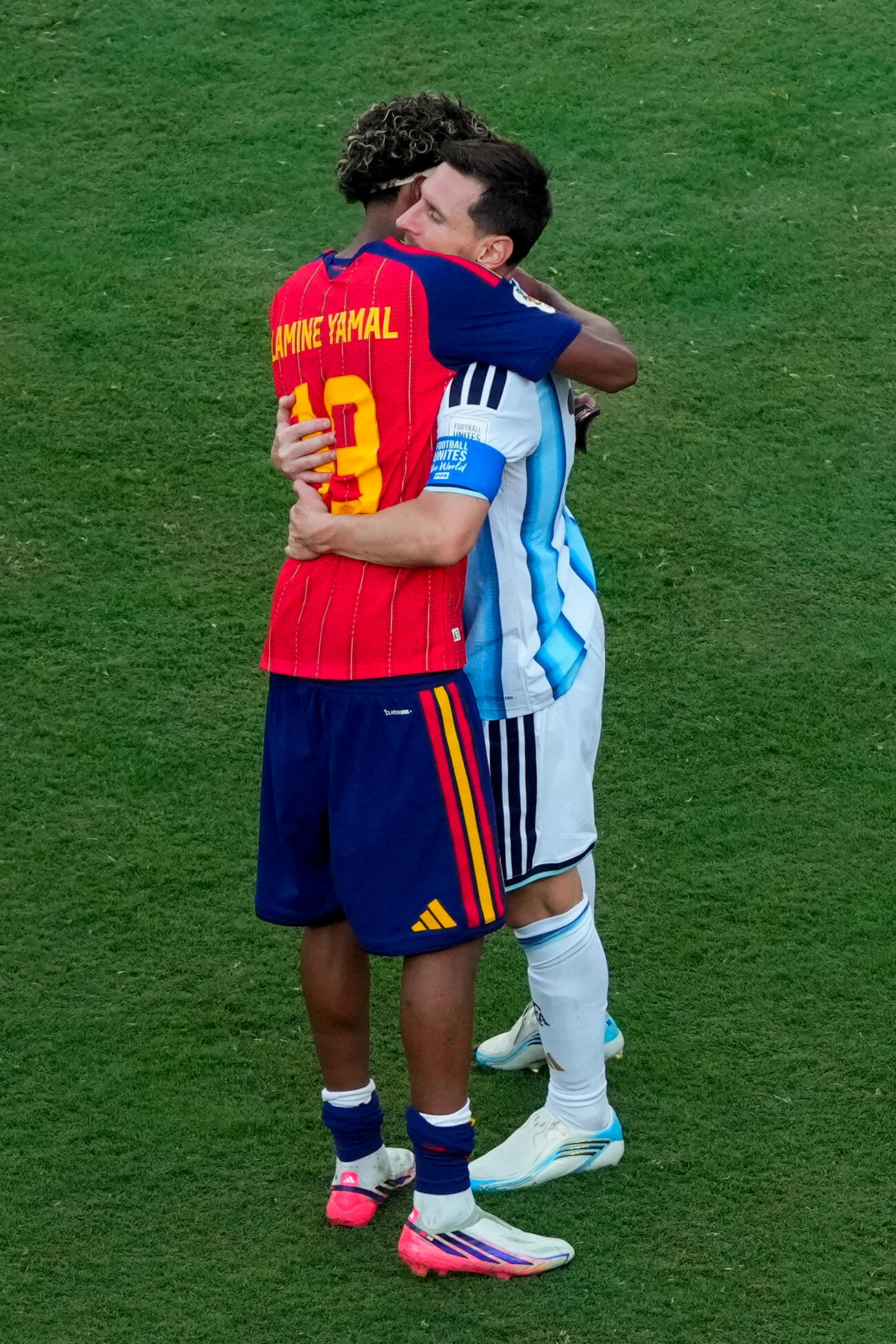 決勝戦終了後、抱き合うアルゼンチン代表メッシとスペイン代表ヤマル（AP）