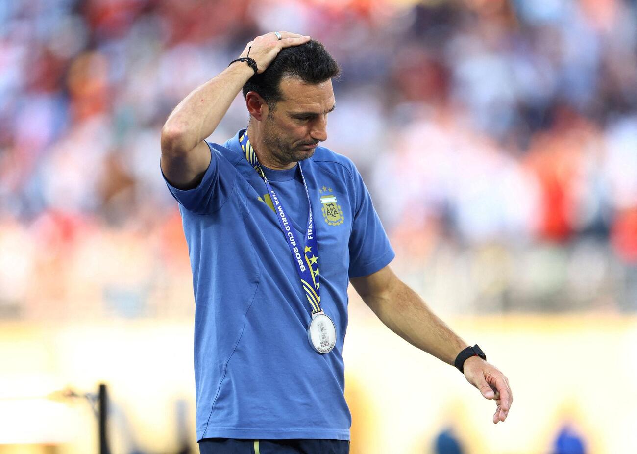 スペイン対アルゼンチン　トロフィー授与式で準優勝メダルを身につけるアルゼンチン代表のスカロニ監督（ロイター）