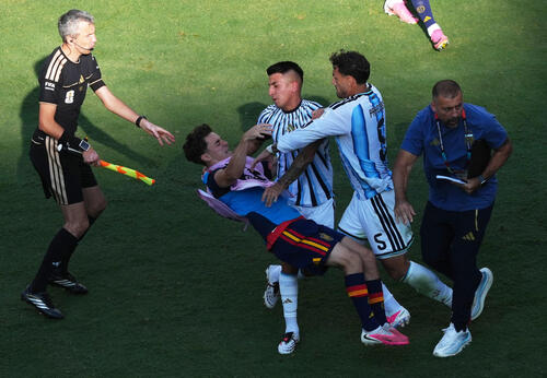 見苦しい」「怖っ」試合終了後に乱闘勃発 アルゼンチンMFパレデスの