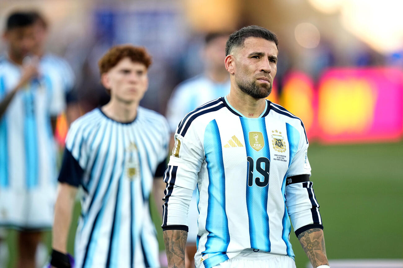 試合後、不満そうな表情を見せるアルゼンチンDFオタメンディ（AP）