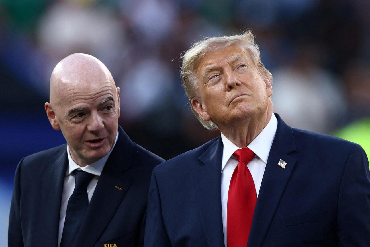 FIFAのインファンティーノ会長（左）とともにピッチに姿を現すトランプ大統領（ロイター）