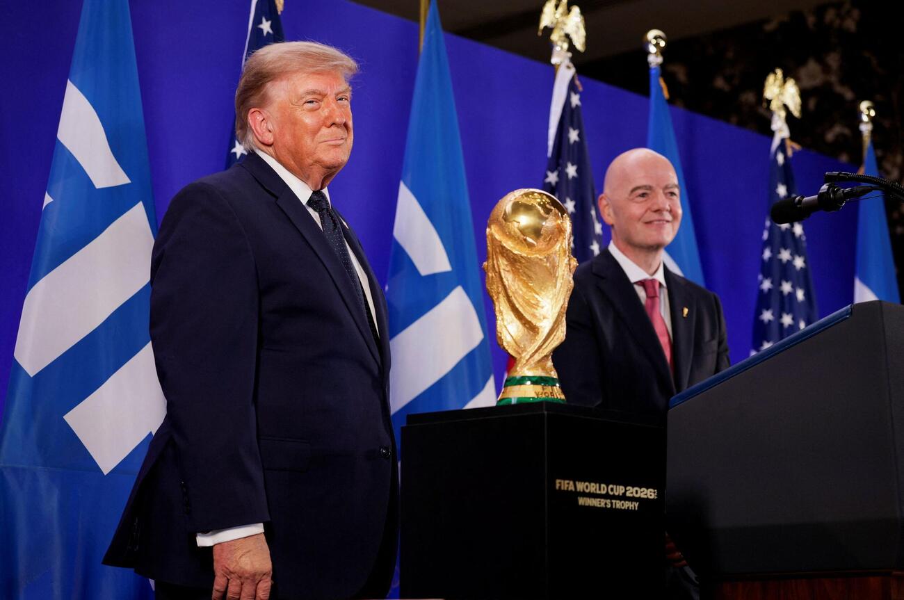 トランプタワーでFIFAのインファンティノ会長を横に、スピーチするトランプ大統領（ロイター）
