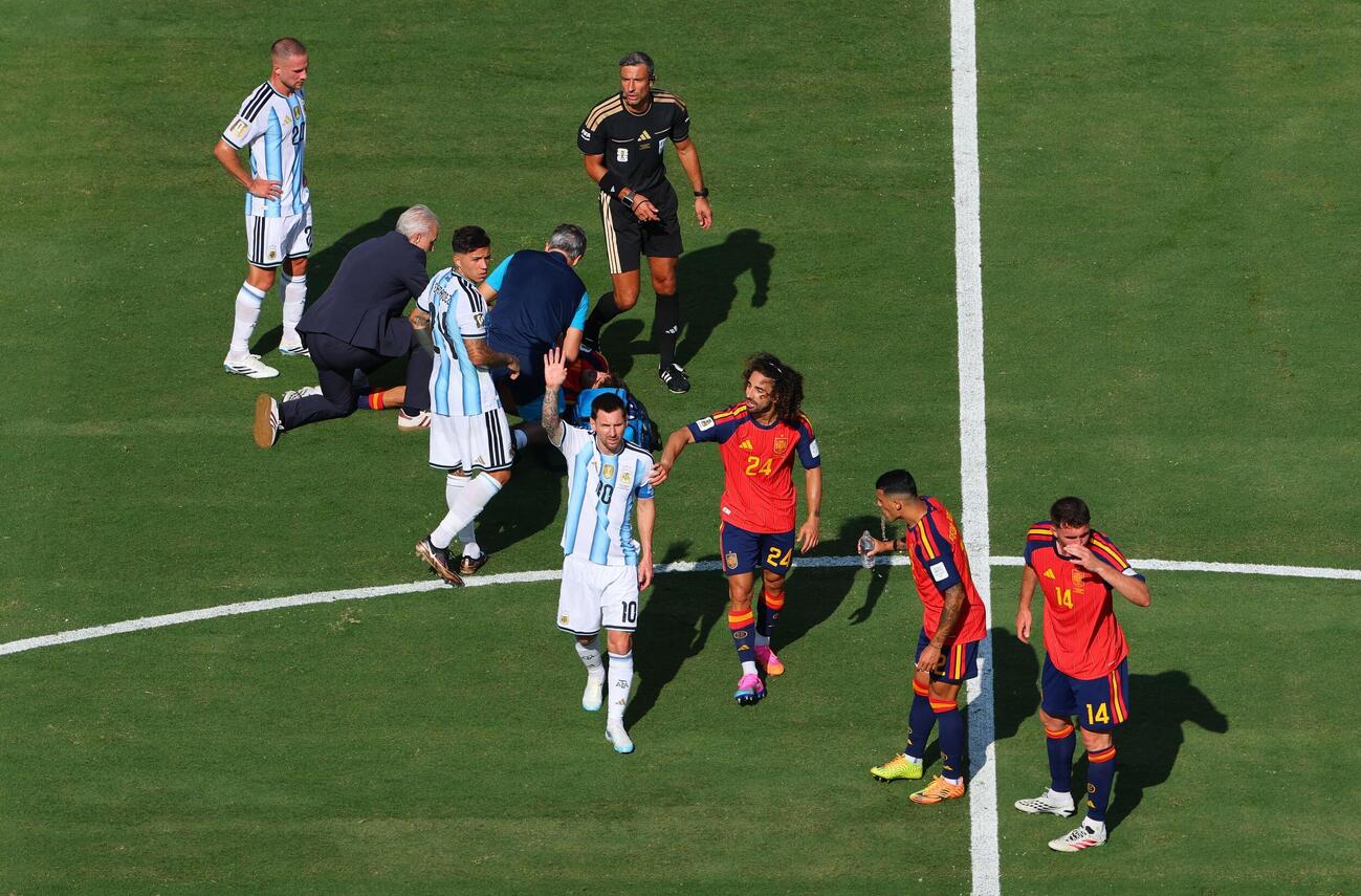 エンソ・フェルナンデスがレッドカードを提示された場面で、反応を見せるアルゼンチンのリオネル・メッシとスペインのマルク・ククレジャ（ロイター）