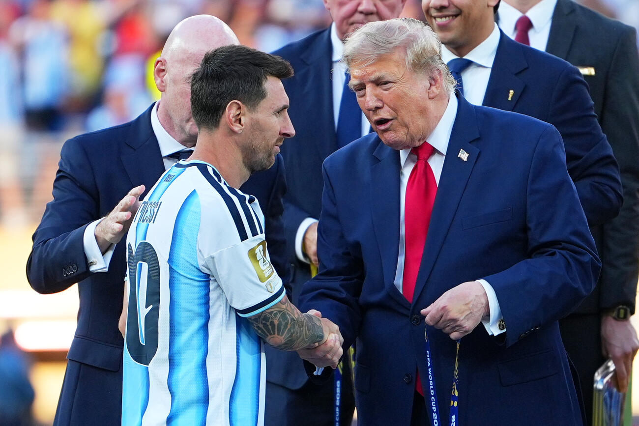 アルゼンチンのメッシを讃えるトランプ大統領（AP）
