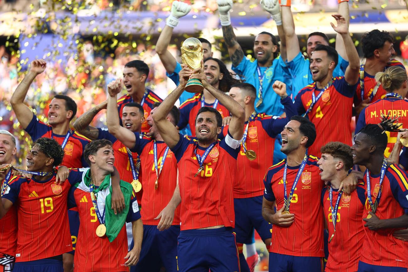 4大会ぶりＷ杯制しトロフィー掲げるロドリと喜ぶスペインの選手たち（ロイター）