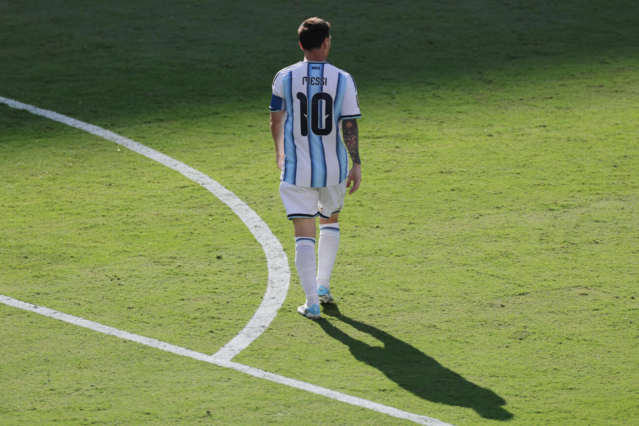 スペイン戦に敗れ、ぼう然とするアルゼンチンのメッシ（AP）