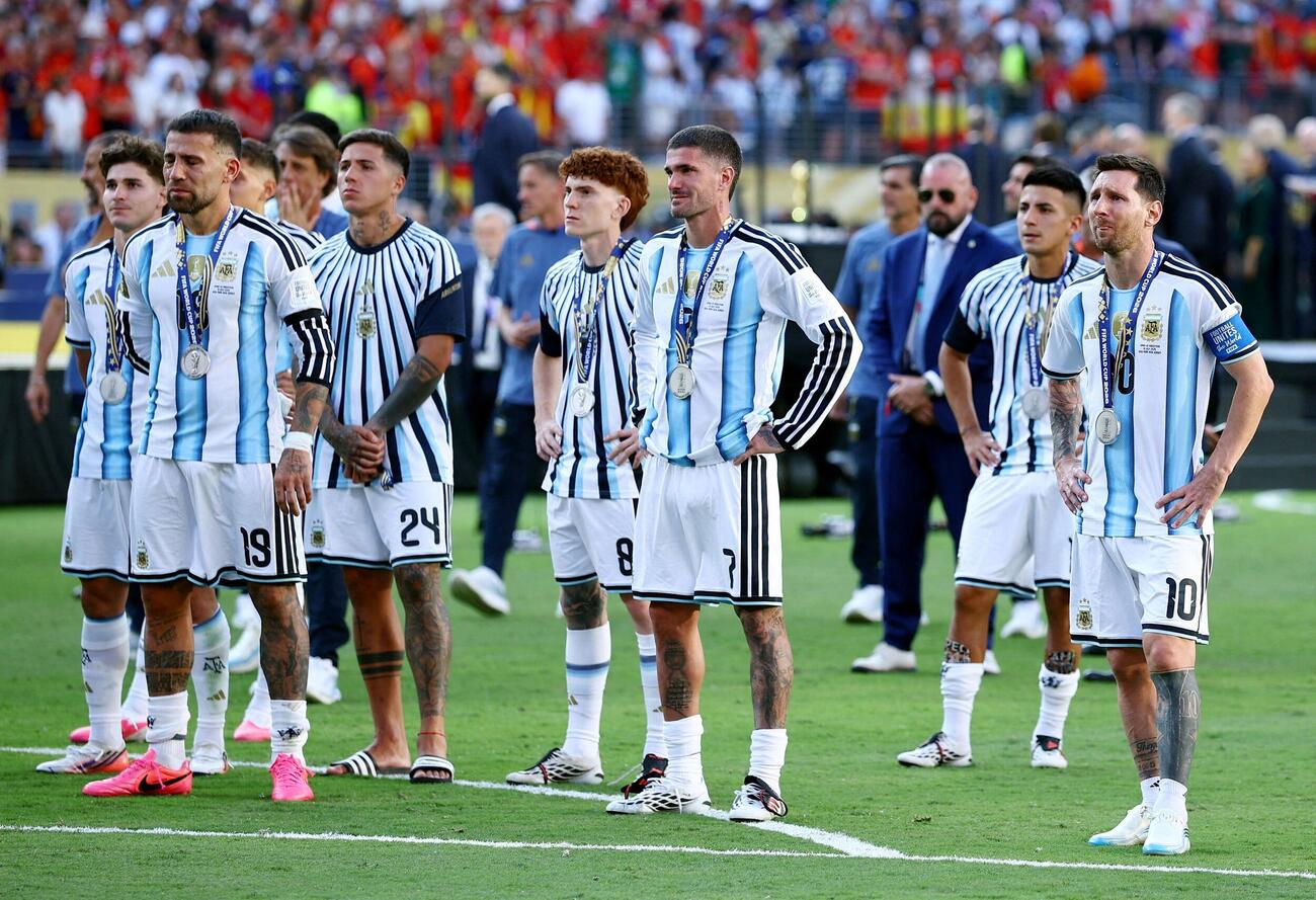 決勝で敗れた後、落胆した表情のアルゼンチンのメッシ、オタメンディ、デ・パウル、フェルナンデス（ロイター）
