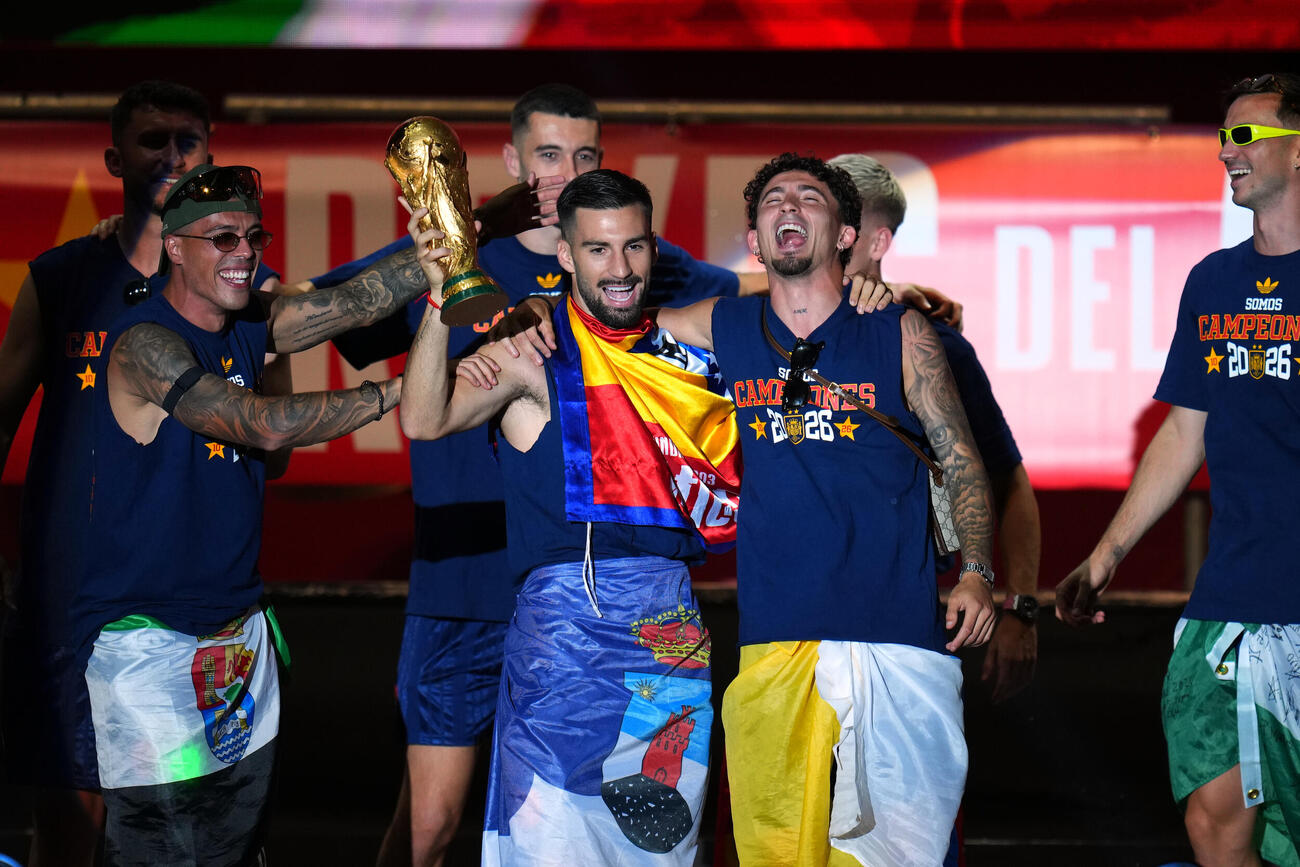 マドリードでW杯優勝トロフィーを披露するバエナ（中央）