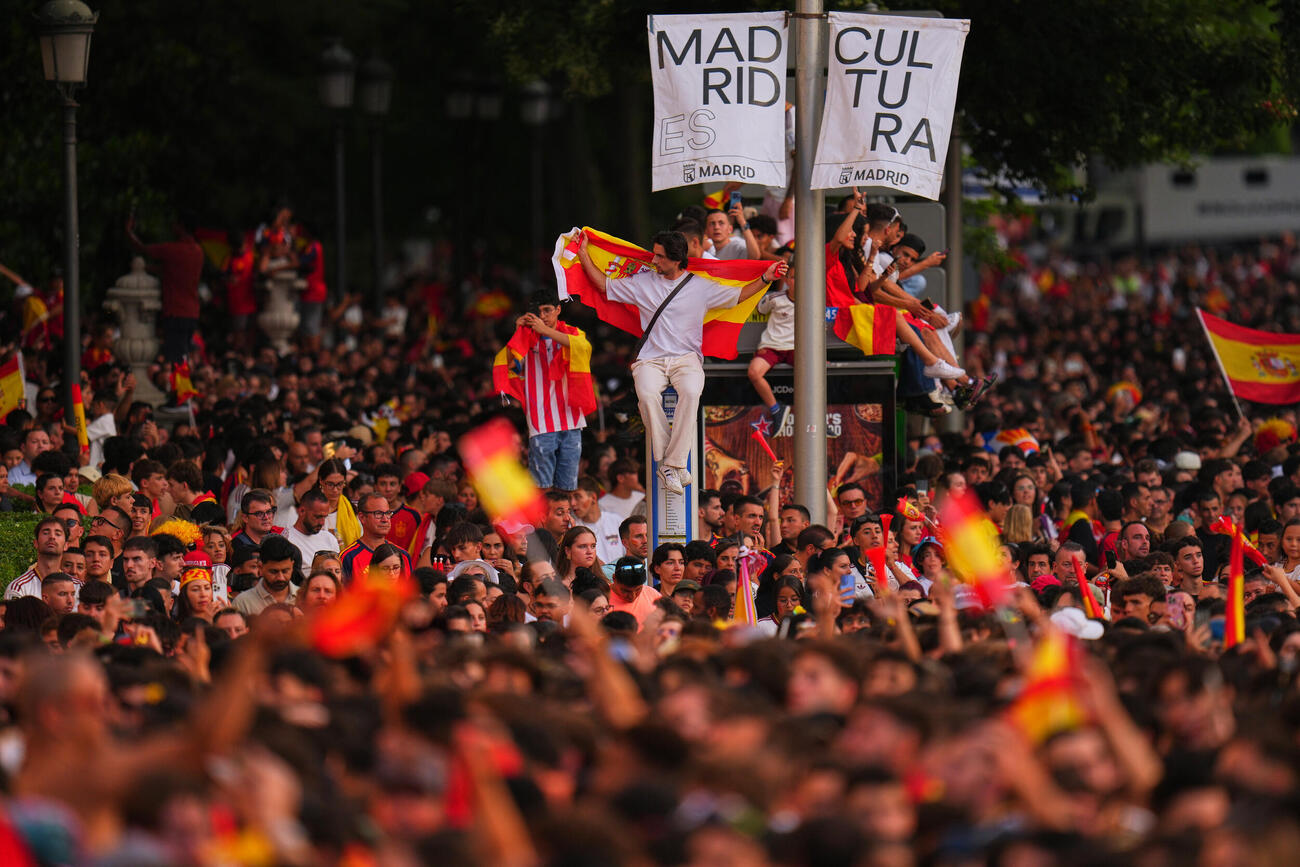 マドリードで帰国するスペイン代表を出迎える市民（AP）