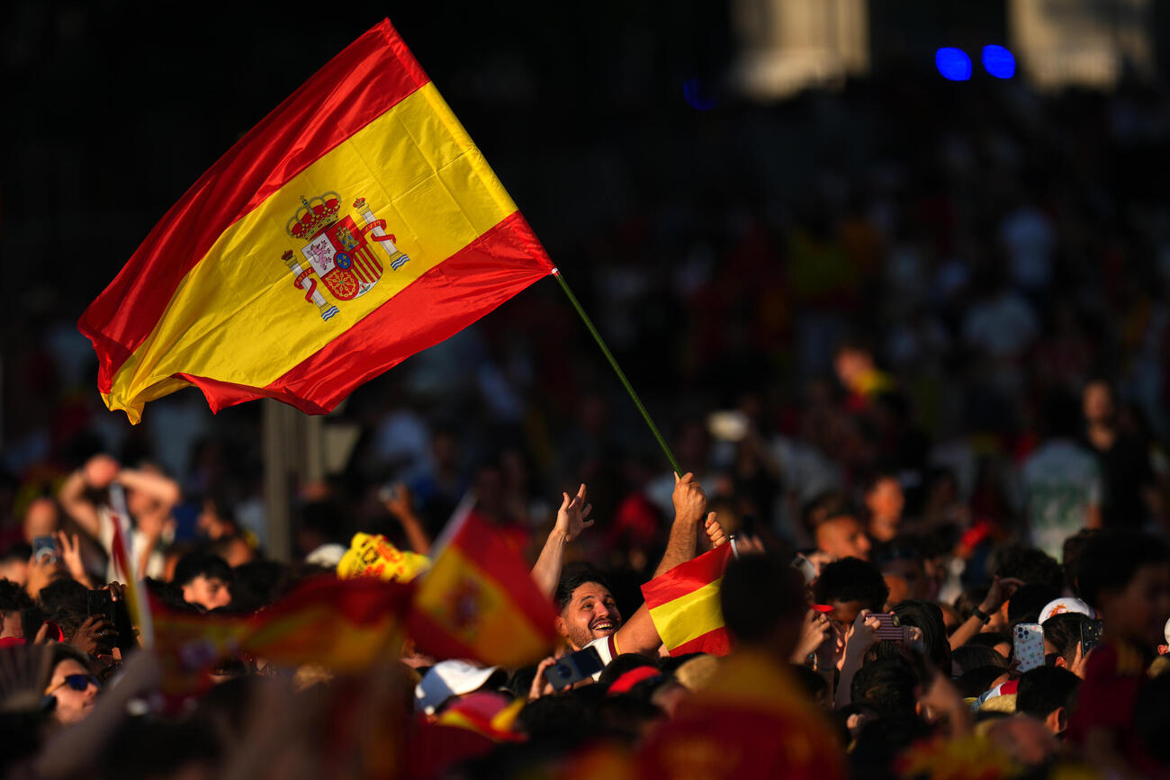 マドリードで帰国するスペイン代表を出迎える市民（AP）