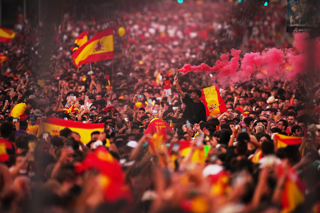 マドリードで帰国するスペイン代表を出迎える市民（AP）