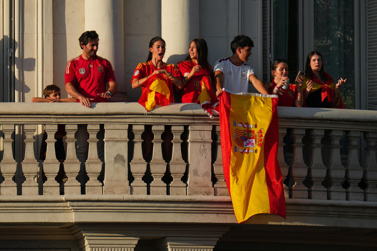 マドリードで帰国するスペイン代表を出迎える市民（AP）