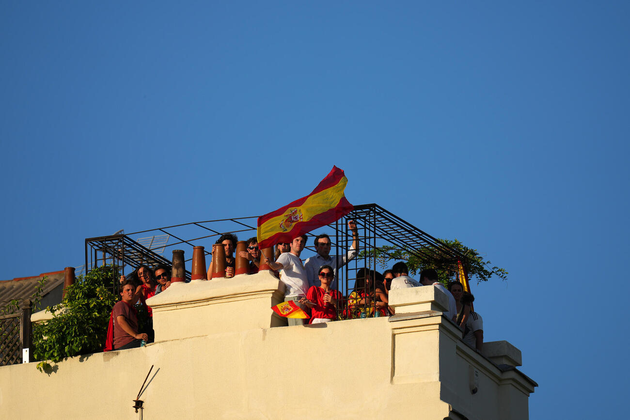 マドリードで帰国するスペイン代表を出迎える市民（AP）