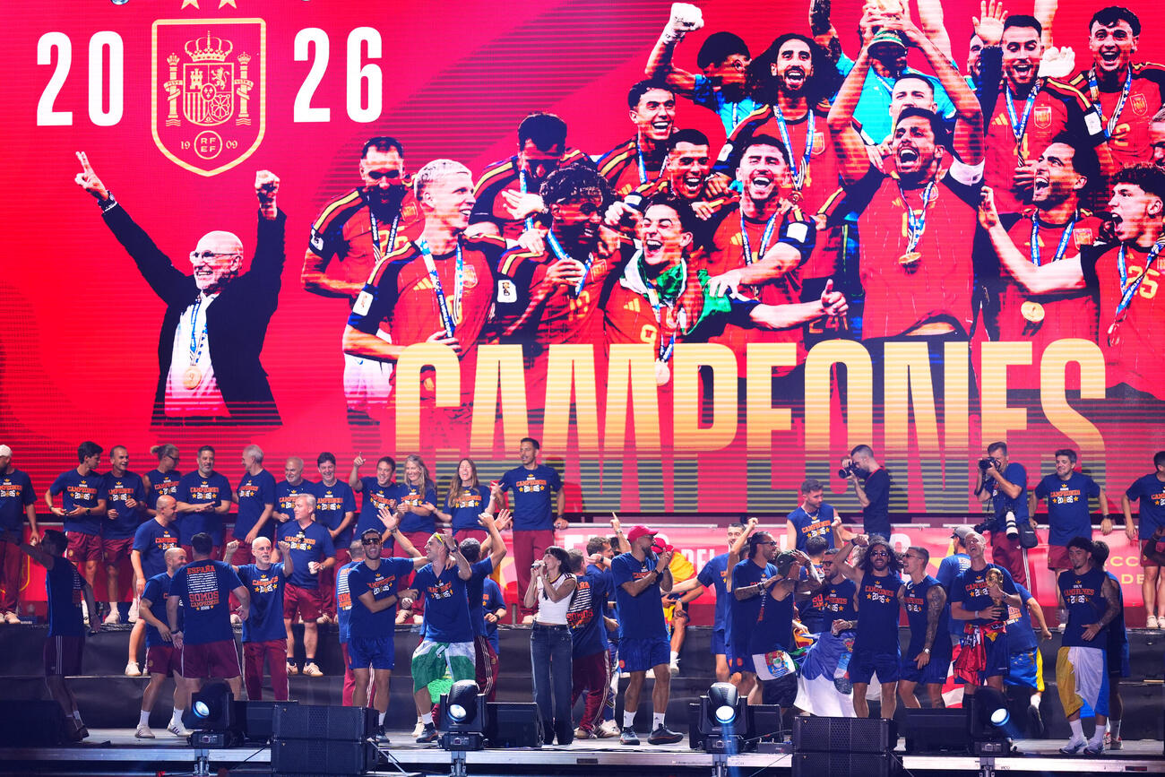 マドリードでW杯優勝を報告するスペイン代表（AP）