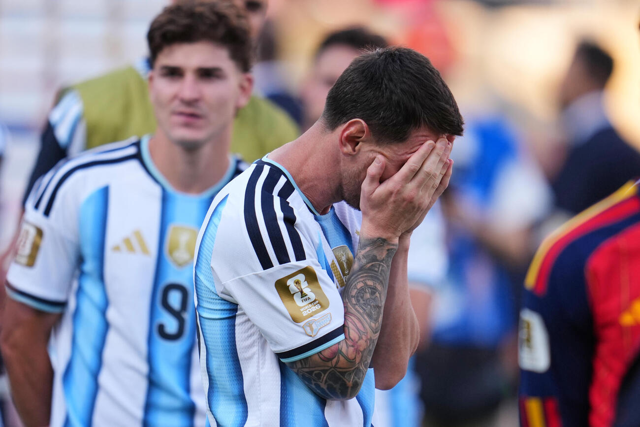 スペインに敗れ、手で顔を覆うアルゼンチンのメッシ（AP）