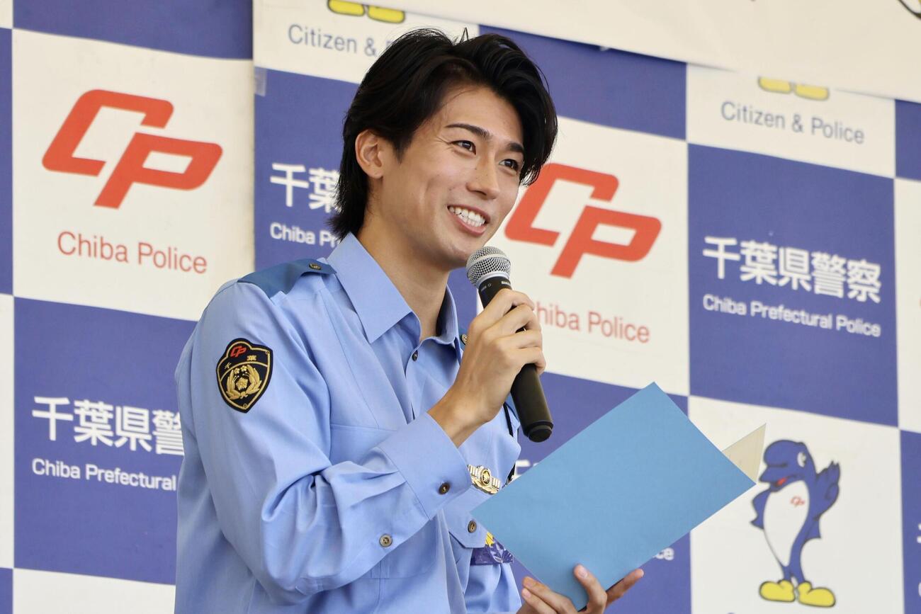 千葉県警の広報官に就任し、イベントで闇バイトについて話す中村敬斗（共同）