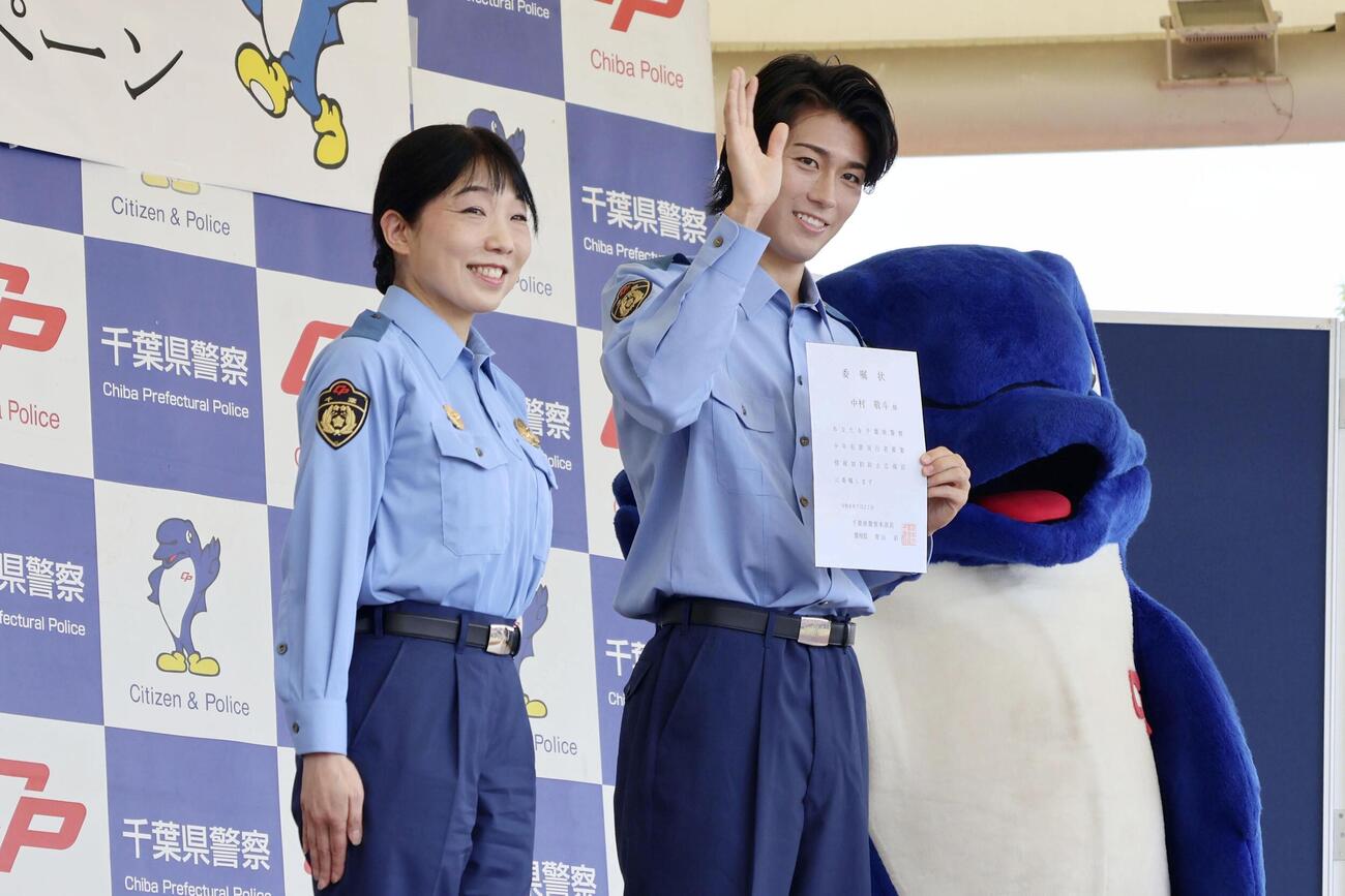 千葉県警の広報官に就任した中村敬斗（右）（共同）