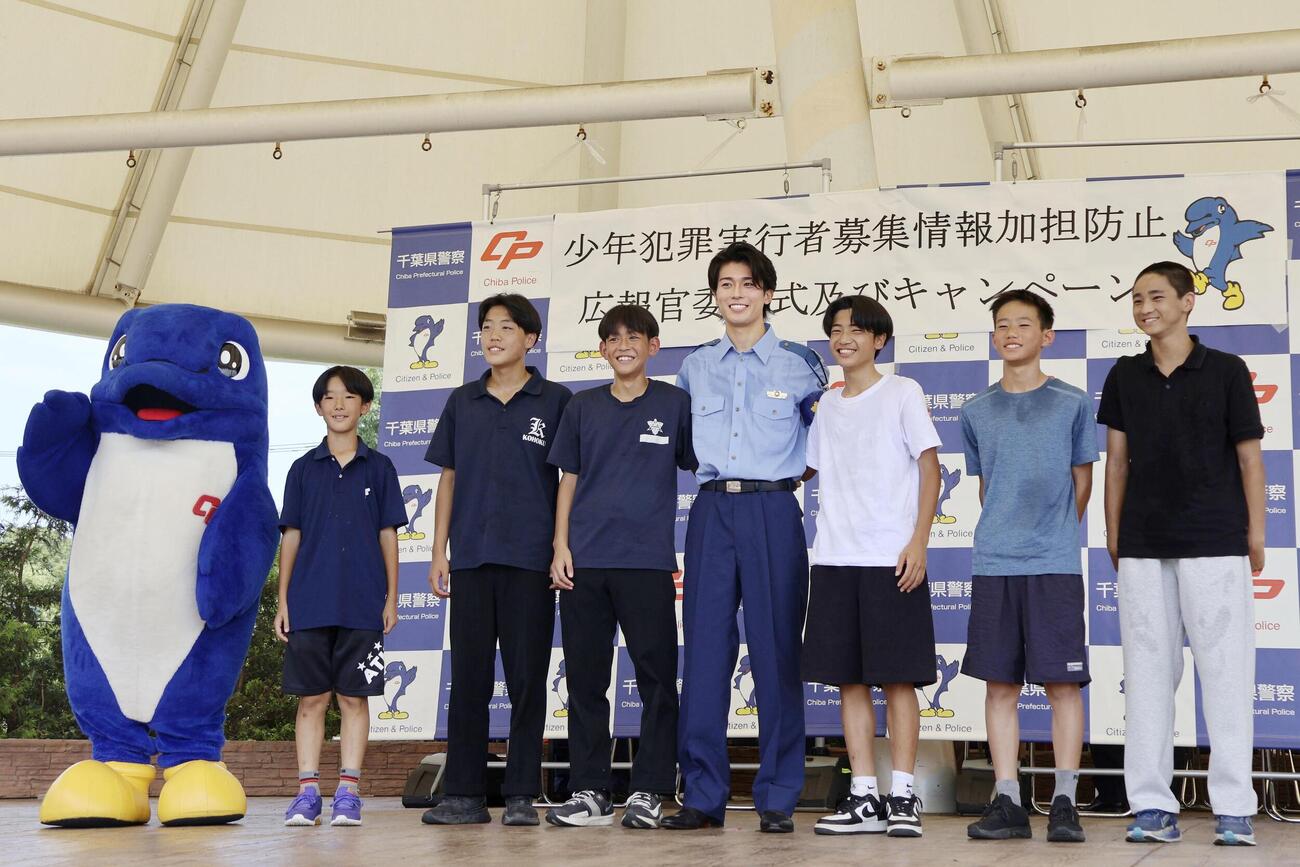 千葉県警の広報官に就任し、記念写真に納まる中村敬斗（右から4人目）（共同）
