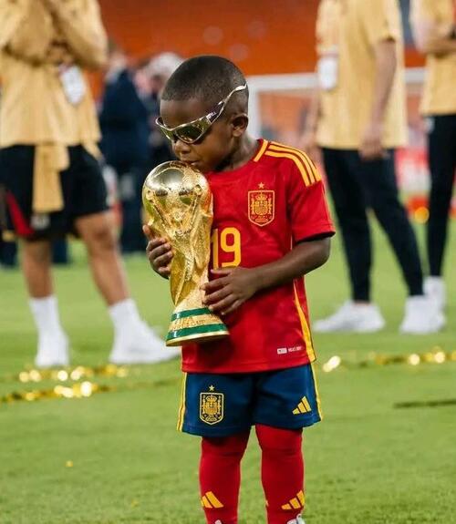スペイン優勝の立役者19歳ヤマルは「寝てもハンサム」W杯トロフィーと