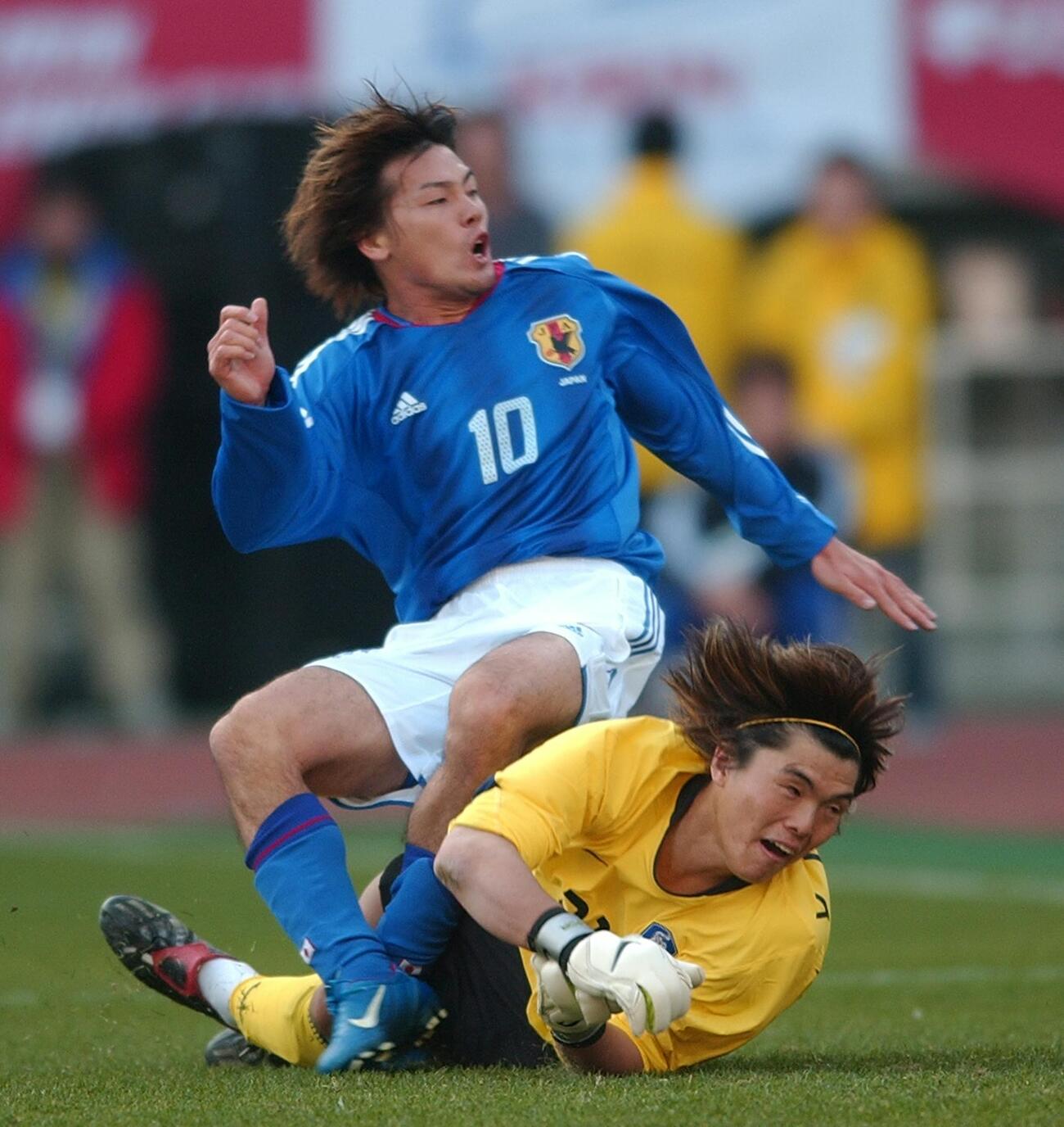 日本対韓国　後半11分、韓国GK金永光（下）をかわし先制ゴールを決める松井（2004年2月撮影）