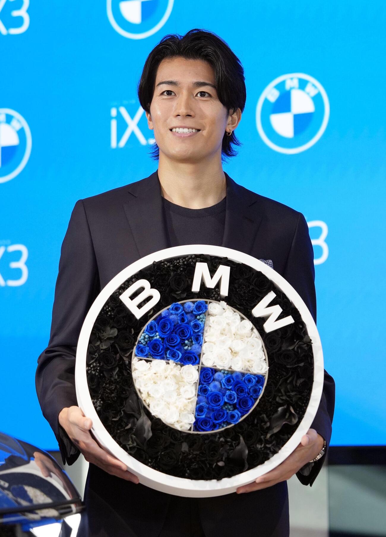 BMWの新型EVの発表イベントに登場したサッカー日本代表の中村敬斗選手（共同）