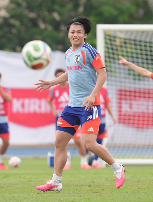 サッカー日本代表W杯北中米大会事前合宿　笑顔でボールを追う上田綺世（撮影・足立雅史）